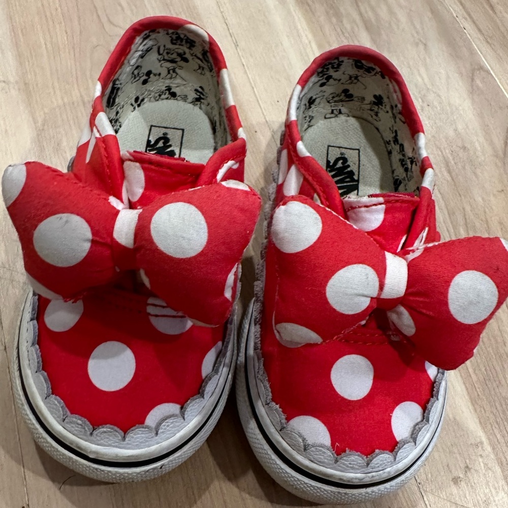 Toddler girl ( size 6 ) Disney Minnie Mouse vans